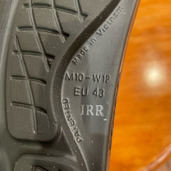 OOFOS Black Comfort Slides - Picture 5 of 7